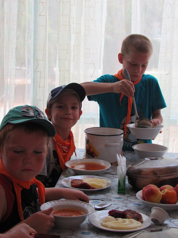 Lasten Lähetystön kesäleiri Mustan meren rannalla. Lapset saavat ruokaa niin paljon kuin haluavat