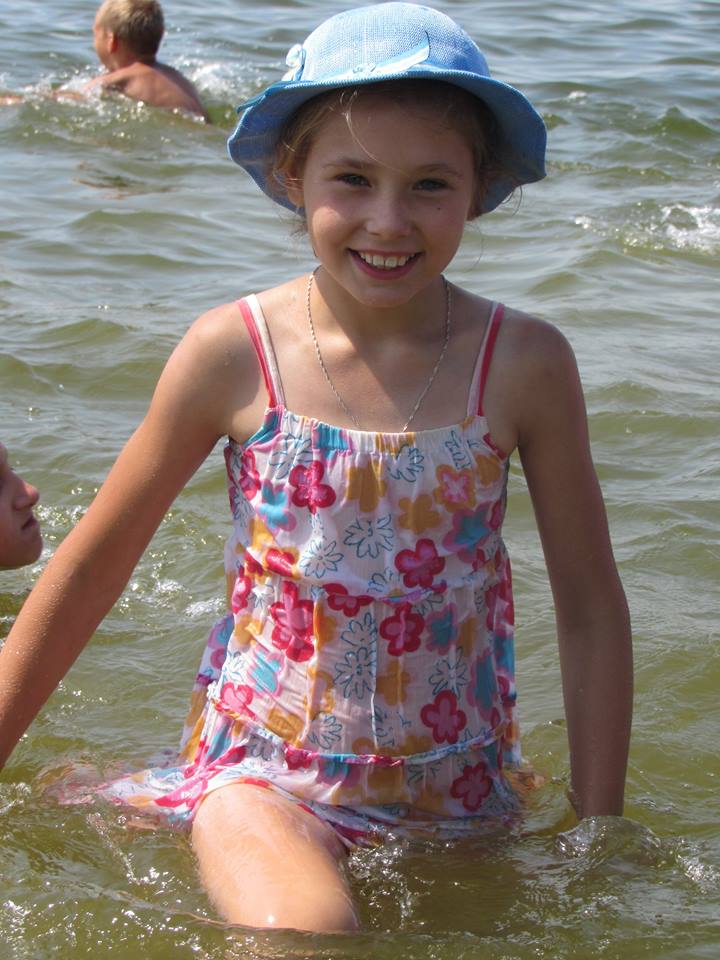 Lasten Lähetystön kesäleiri Mustan meren rannalla. Nastjalta unohtui ottaa mekko pois, kun hän sukelsi mereen. Oli kiire ...