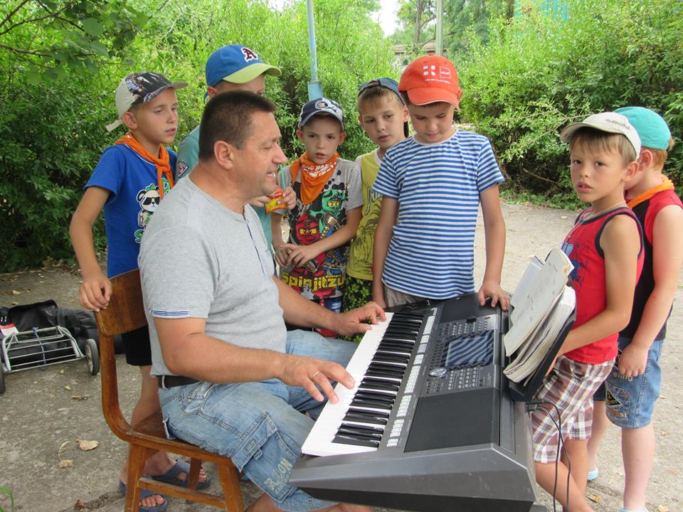 Lasten Lähetystön kesäleiri Mustan meren rannalla. Lapset oppivat uusia lauluja joka päivä.