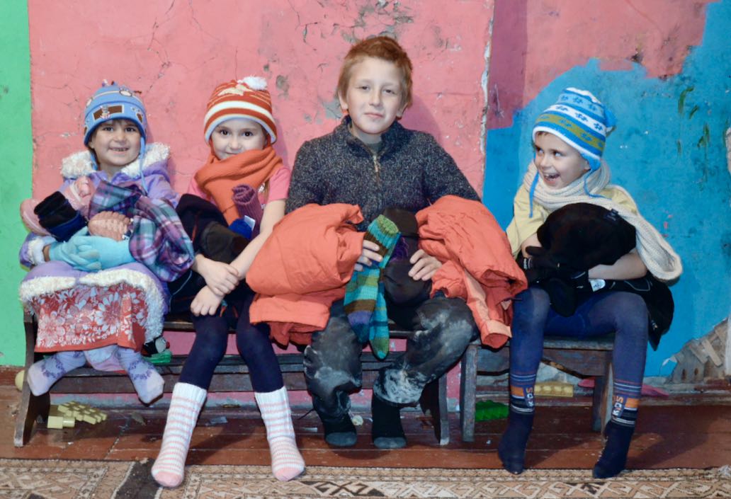 Lapset saivat pipoja, lapasia ja sukkia ruotsalaisilta neulojilta. He saivat myös lämpimät talvitakit.