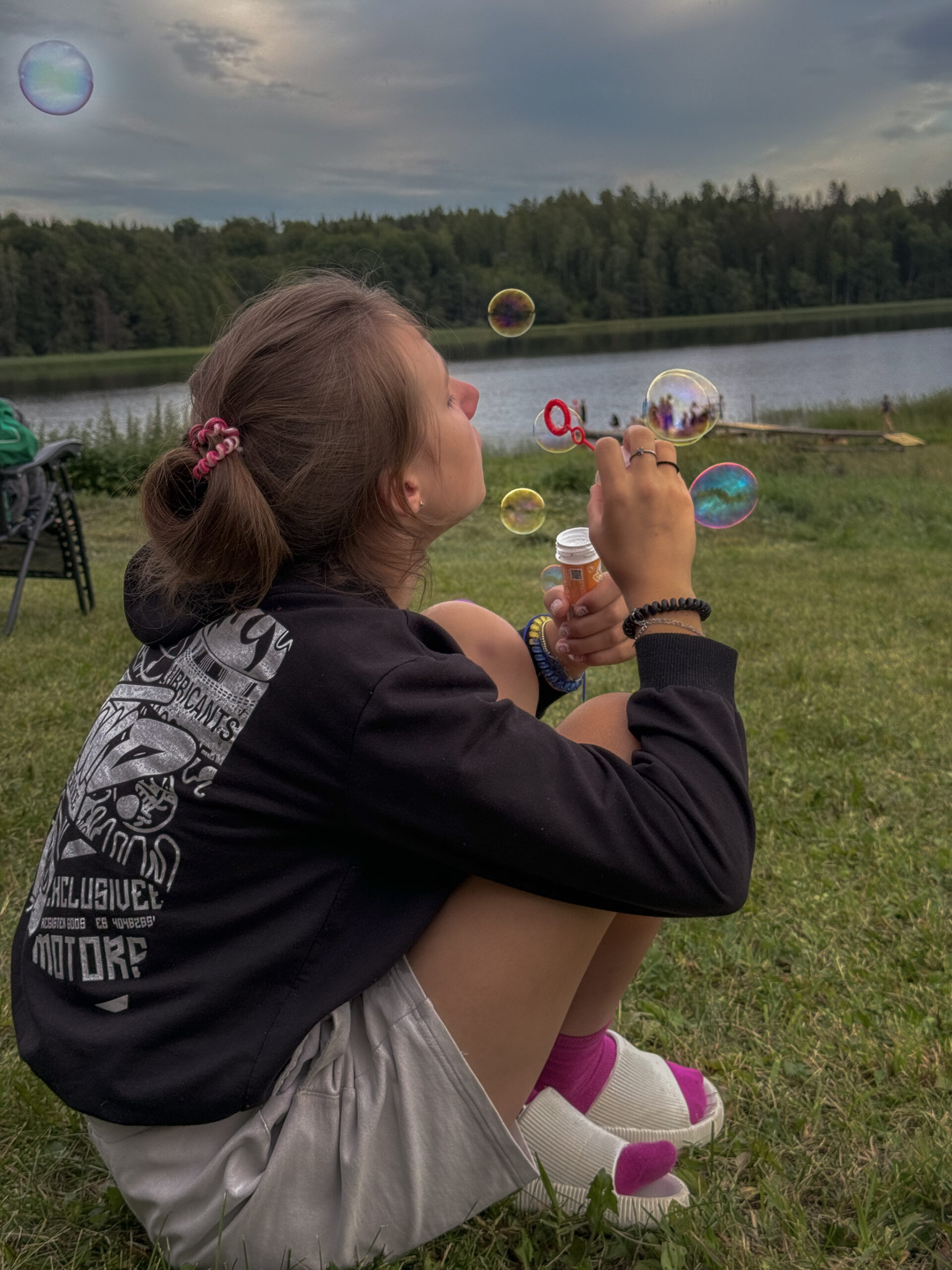 Aljona kertoo rauhallisista päivistä kesäleirillä Ruotsissa ja pallusta kotiin sodan keskelle.